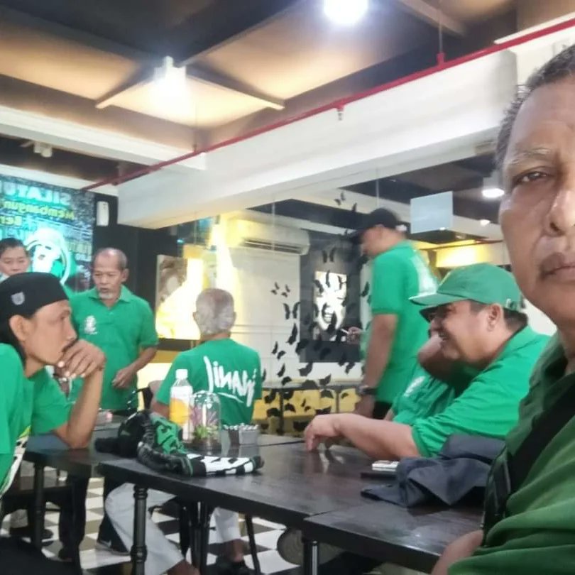 Komunitas MBAHe Bonek, kumpulan para Bonek di era 80 hingga 90an, di stadion G10N; Alhamdulillah bisa kumpul pada 2022.

Ada yang masih ingat beliau?

Sumber: postingan Cak Doel di facebook com/groups/sejarahpersebaya 

#bonek #mbahebonek #persebaya #surabaya #bola #indonesia