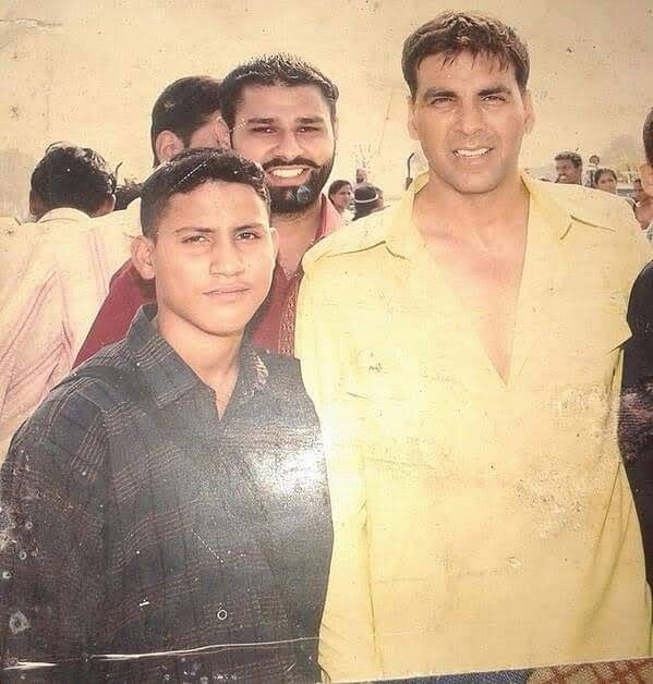 #AkshayKumar sir posing for a photo with his fans during the shooting of the movie #NamasteyLondon.😍