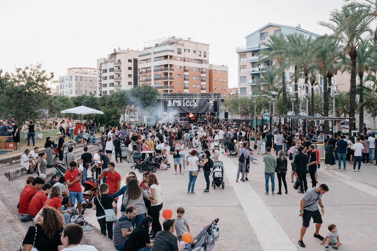 feCStival's tweet photo. Bravo por estar desde el minuto 1 de los conciertos con nosotr@s, y eso que cayó una buena solana! ☀ Tenemos el público más disfrutón🤍🤸‍♀️

📸 pacopoyato https://t.co/dQhNBnkZP7