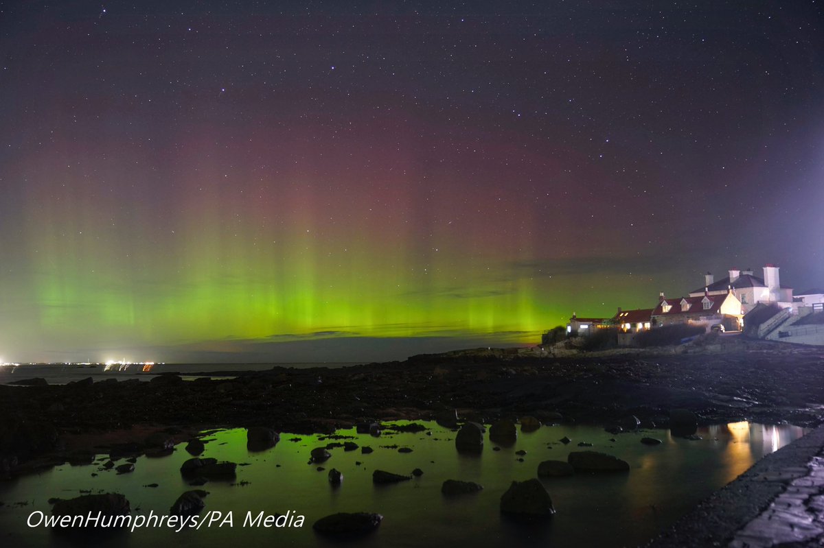 owenhumphreys1's tweet photo. What an incredible show of the Northern Lights know as the #aurora here in Whitley Bay on the North east coast last night and into the early hours #weather @StormHour @ChronicleLive @TamithaSkov @PA https://t.co/HjDI3GZsXH