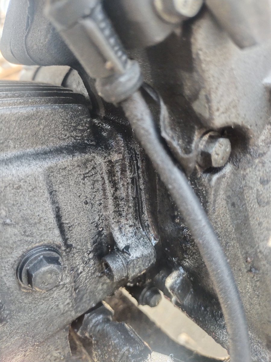 VIKASGOTHAM1's tweet photo. Bhaiyo ye Hero ki splender Bike h 1 month m 3 bar service krwai h fir bhi  Engine lik ho rha h service center ka JMD Automobile h  bike ko 11 month hue h JMD Automobile service center ke shi work kaam chor h koi bhi apna kaam proper trike se kaam nhi krte bhaiyo Hero ki bike pu https://t.co/oFA0aCnSKv