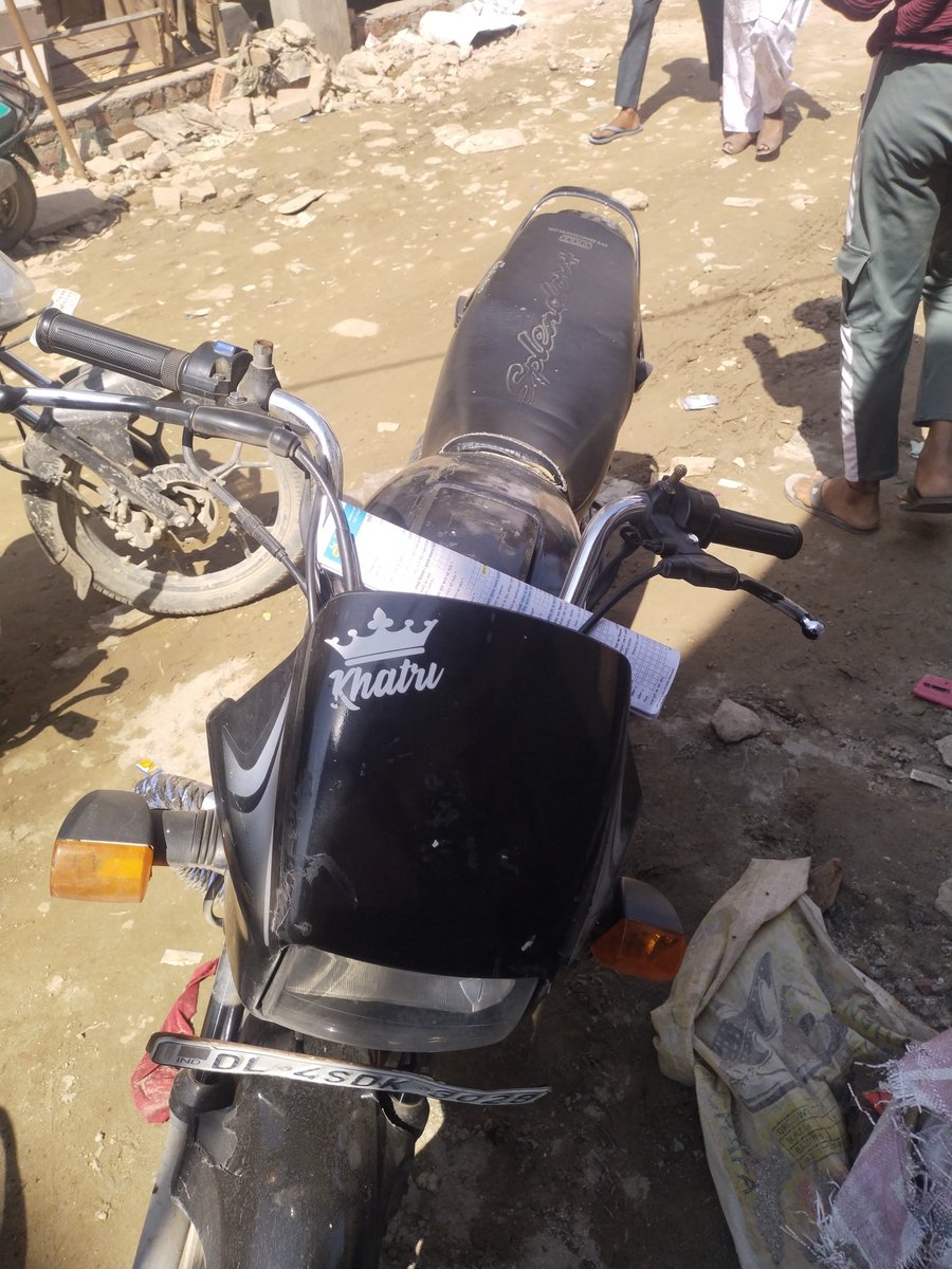 VIKASGOTHAM1's tweet photo. Bhaiyo ye Hero ki splender Bike h 1 month m 3 bar service krwai h fir bhi  Engine lik ho rha h service center ka JMD Automobile h  bike ko 11 month hue h JMD Automobile service center ke shi work kaam chor h koi bhi apna kaam proper trike se kaam nhi krte bhaiyo Hero ki bike pu https://t.co/oFA0aCnSKv