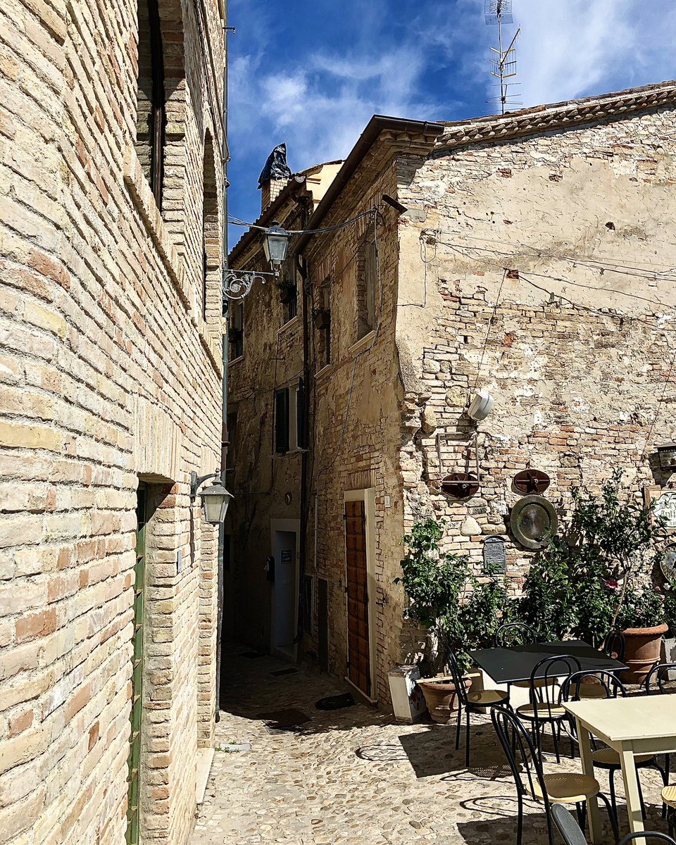 garattoni_luca's tweet photo. Paese Alto (aka Incasato Vecchio) of #grottammare (AP) July 26th, 2020 (iPhone 8) #photography #marche #italy #hdr #town #borgo #grottammarealto #centralitaly #europe #street #narrowstreet #streetphotography https://t.co/0cS0j2hndV