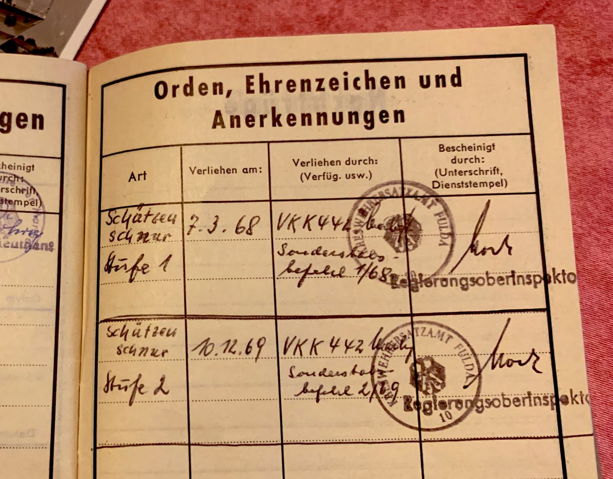 Grnfink2's tweet photo. Er war Besitzer der Schützenschnur in Silber und Gold.
Und hier war die #Bundeswehr noch wirklich #Adminimum. Man beachte die Einfachheit der Dokumente.
3/5 https://t.co/MJ3mEgP0vc
