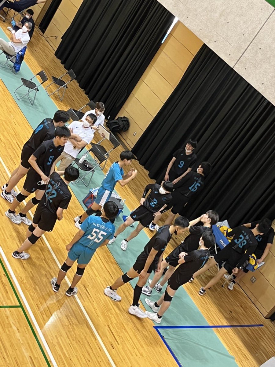 秋季リーグ10戦
山梨学院大学●0-3〇亜細亜大学

3セット目、4年生の宮嶋のブロックから流れをつかみリードしていました。しかし、相手に、ディフェンスからリズムを作られ終盤に逆転されセットカウント0-3で敗北しました。
秋季リーグ戦も残り1試合となりました。気持ちを切り替え頑張ります。