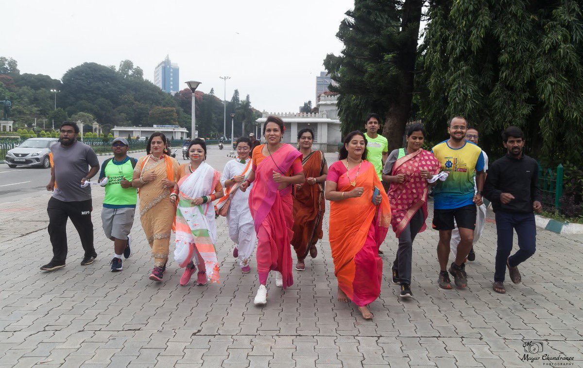 SareeRunners's tweet photo. Celebrated #GandhiJayanti with #handloom to support our rural artisans from remote villages in India 🙏
Be Proud ! Wear Handloom!!!
#GuideRunnersIndia #India #Indian #Tradition #Artisans #ruralIndia @SareeRunners @GuideRunnersIND @bhumikarunner https://t.co/qN76cohoVM