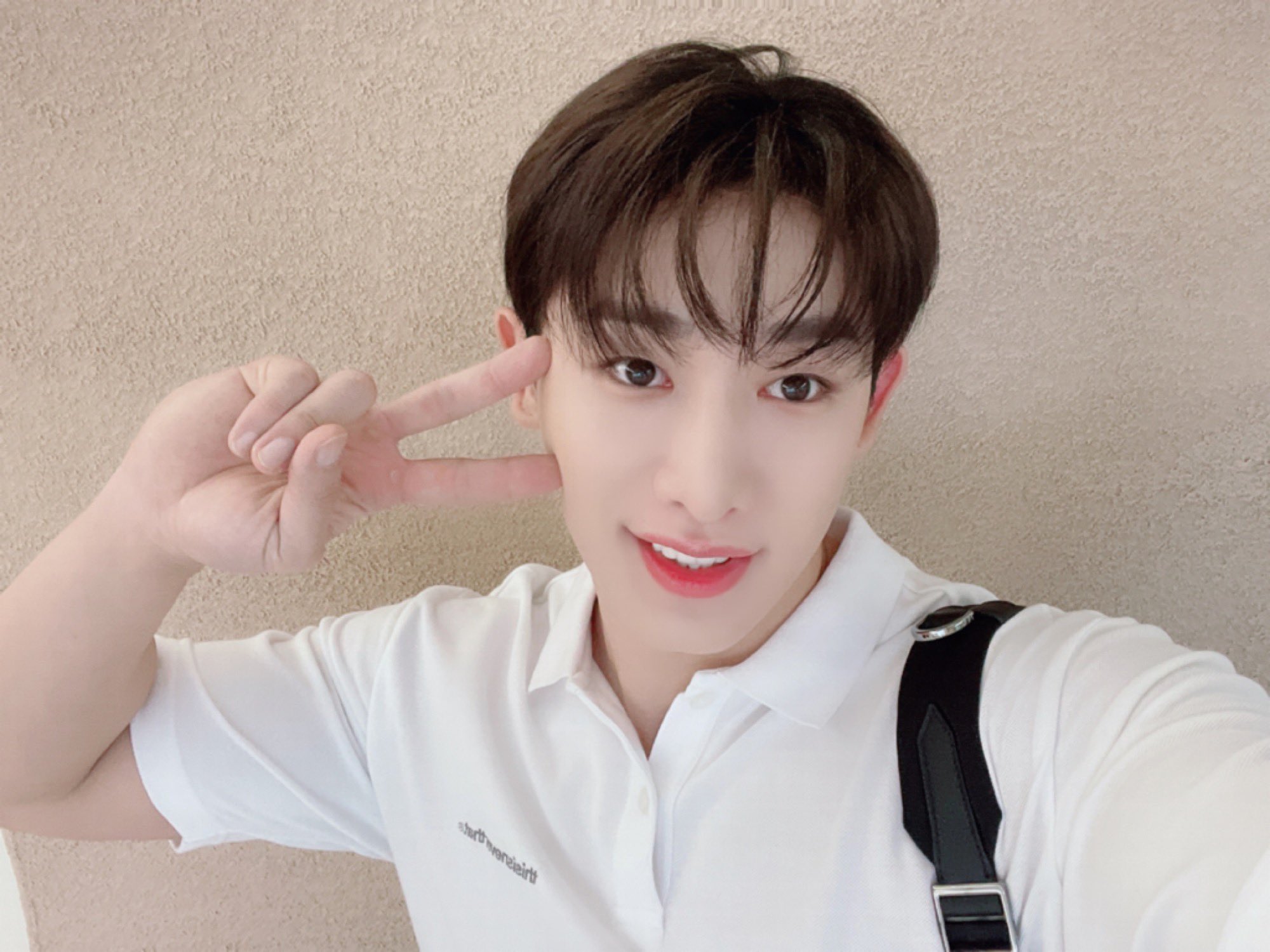 aceijn21-7-on-twitter-official-wonho-so-cute-stay-warm-and-dry