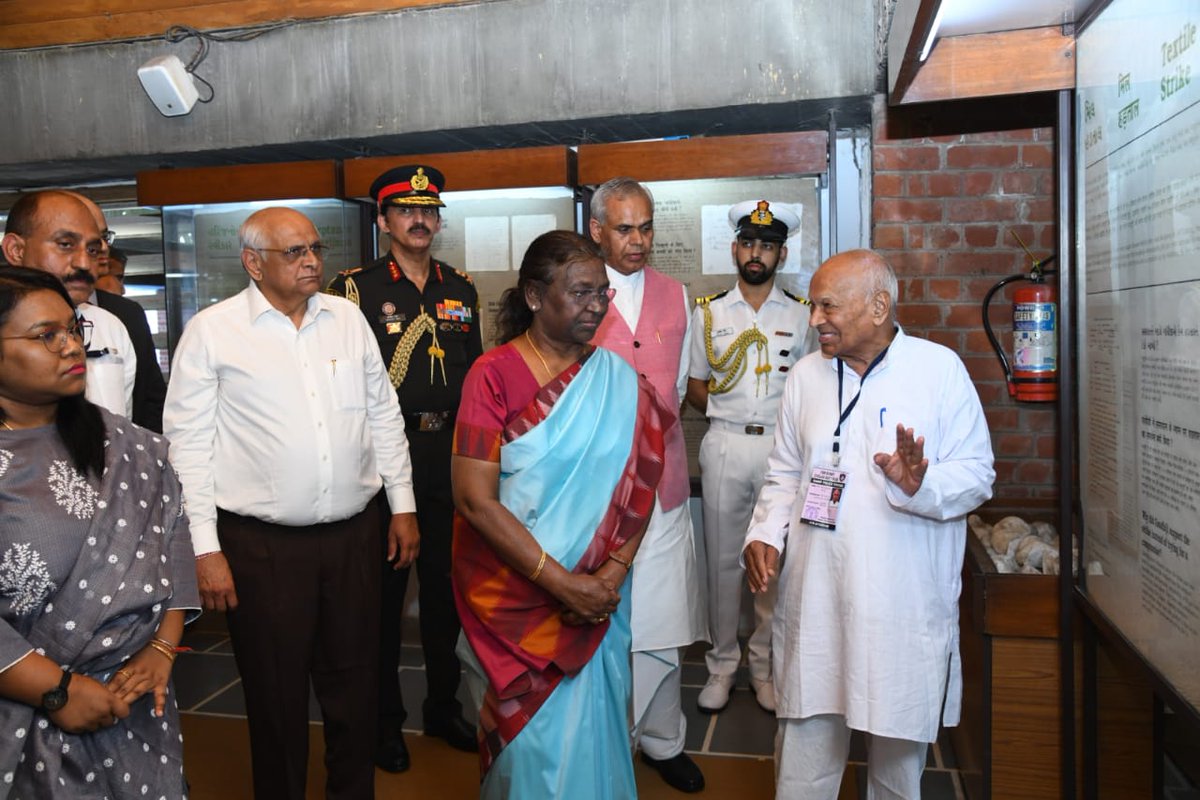 ADevvrat's tweet photo. भारत की माननीया राष्ट्रपति श्रीमती द्रोपदी मुर्मु जी आज अपने दो दिवसीय गुजरात प्रवास के दौरान साबरमती गांधी आश्रम पहुंचीं और महात्मा गांधीजी को श्रद्धासुमन अर्पित किए। उन्होंने यहां म्यूजियम एवं ह्रदयकुंज के भी दर्शन किए और चरखा भी चलाया।
@rashtrapatibhvn https://t.co/Nh3kfHW3IA
