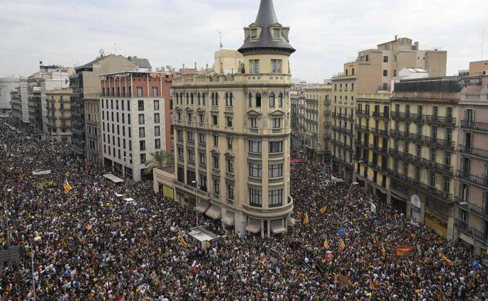Avui fa 5 anys que a Madrid, però sobretot a Barcelona, van tremolar per por a perdre el control de la classe treballadora #3Octubre
De Vagues Generals i aturades de país.
FIL 👇