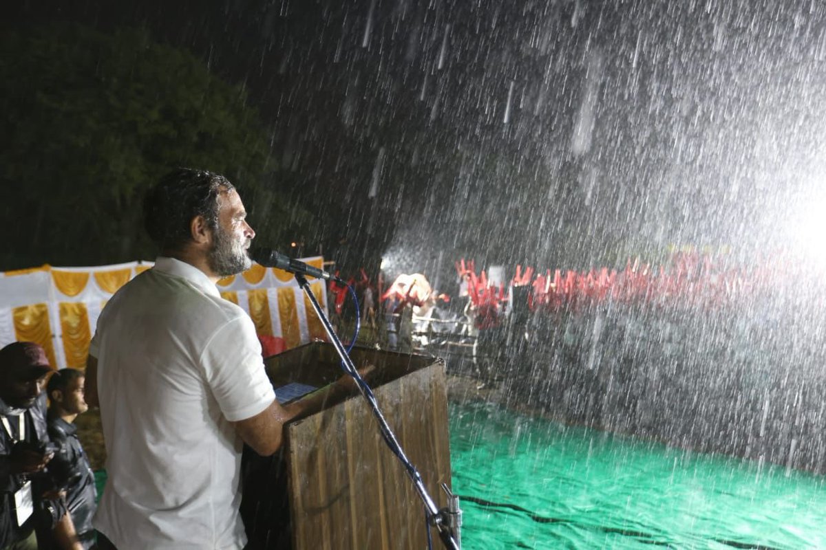 Abhishukla_INC's tweet photo. राहुल गांधी जी का बारिश में भाषण देना बड़ी बात है लेकिन उससे भी बड़ी बात यह है कि बारिश के बावजूद उन्हें सुनने के लिए भीड़ रुकी रही। 
यही है हिंदुस्तान का अगला नायक।
@RahulGandhi
 #BharatJodoYatra https://t.co/EpWQHdurgT