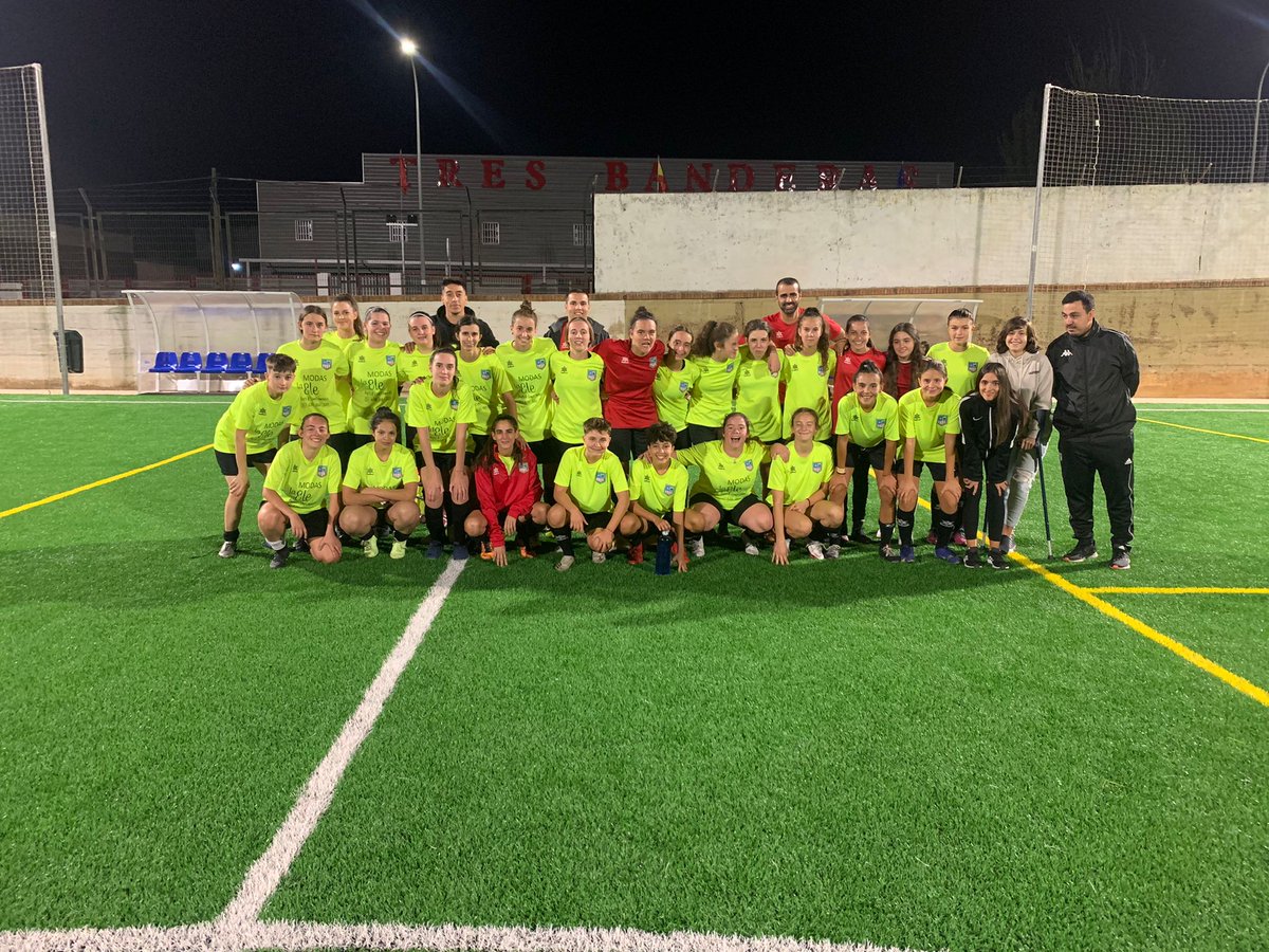 ❤🤍¡Ｂｕｅｎｏｓ ｄíａｓ! 🤍❤

Empezamos la semana con esta última foto que nos deja el finde. 
Nuestras chicas del Autonómico y Base entrenando juntas💪

ⓆⓊⒺ ⓃⓄ ⓅⒶⓇⒺ ⒺⓁ ⚽

#ElPuertaHaVuelto #AúpaCDPuertaPalmas