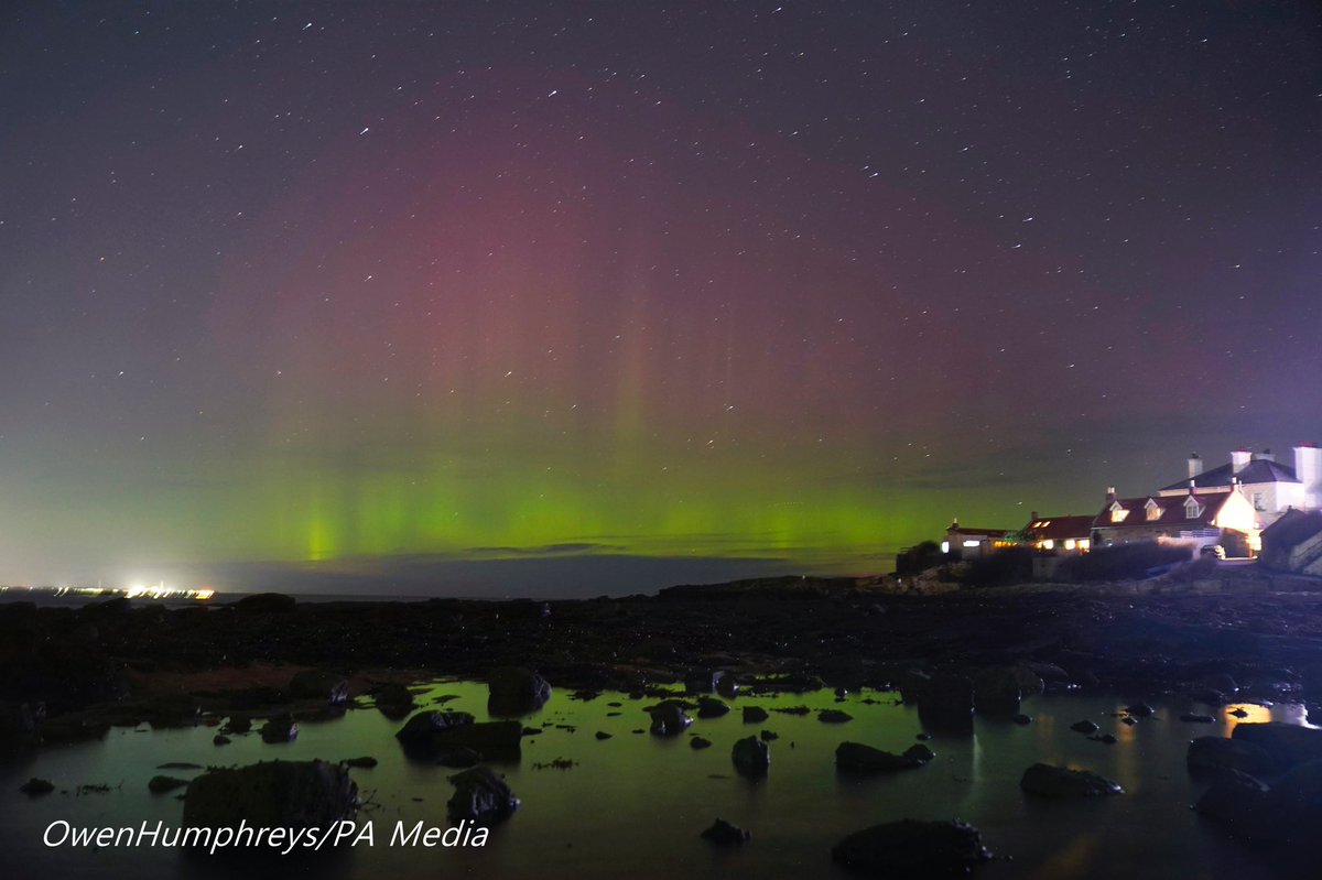 owenhumphreys1's tweet photo. Well what a show from the Northern Lights #aurora I captured at St Mary’s lighthouse in Whitley Bay on the North East  coast @NightLights_AM @StormHour #weather @PA @VirtualAstro @ChronicleLive @TamithaSkov https://t.co/ThqHiiqtyu