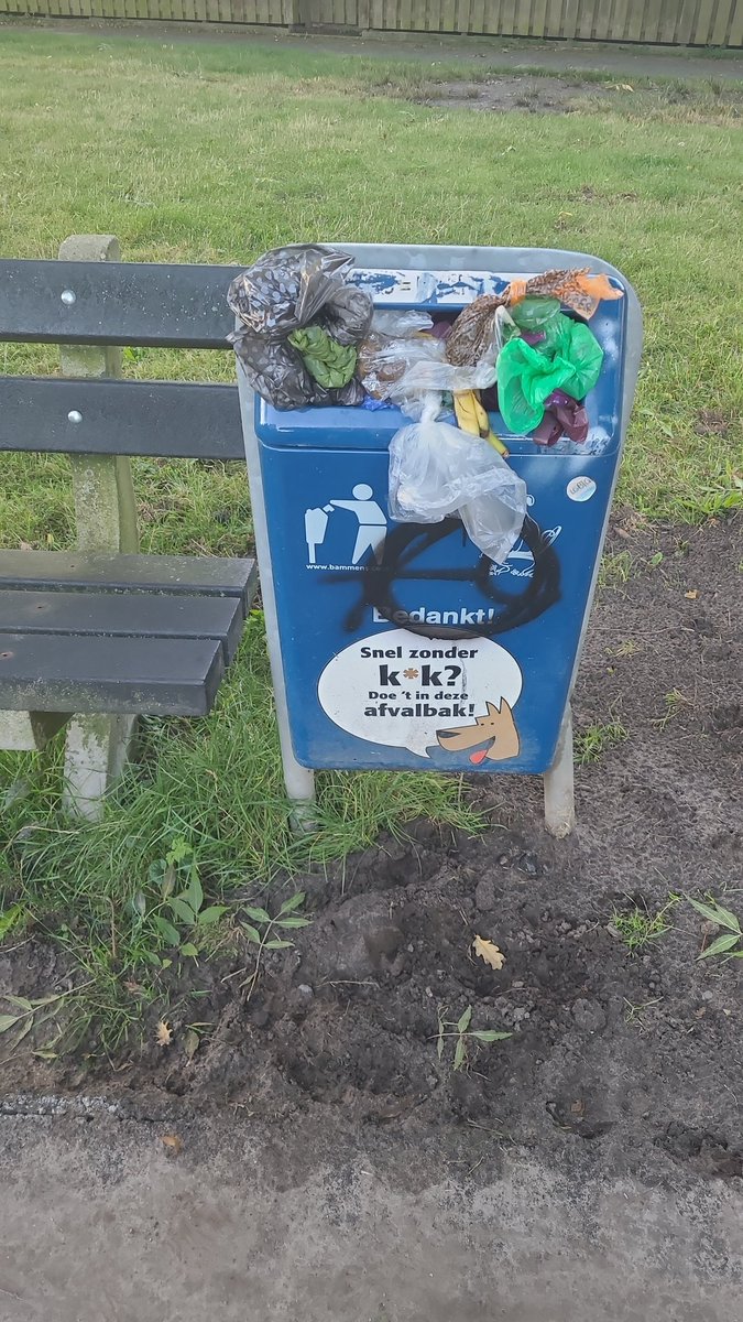 marijex__'s tweet photo. @Gemeente_Lwd in het parkje in westeinde zijn heel veel prullebakken vol https://t.co/yx5ip6uRU4