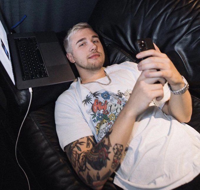 <a href="/ItsRetrop/">Porter</a> He has already and he’s extremely dreamy 😭