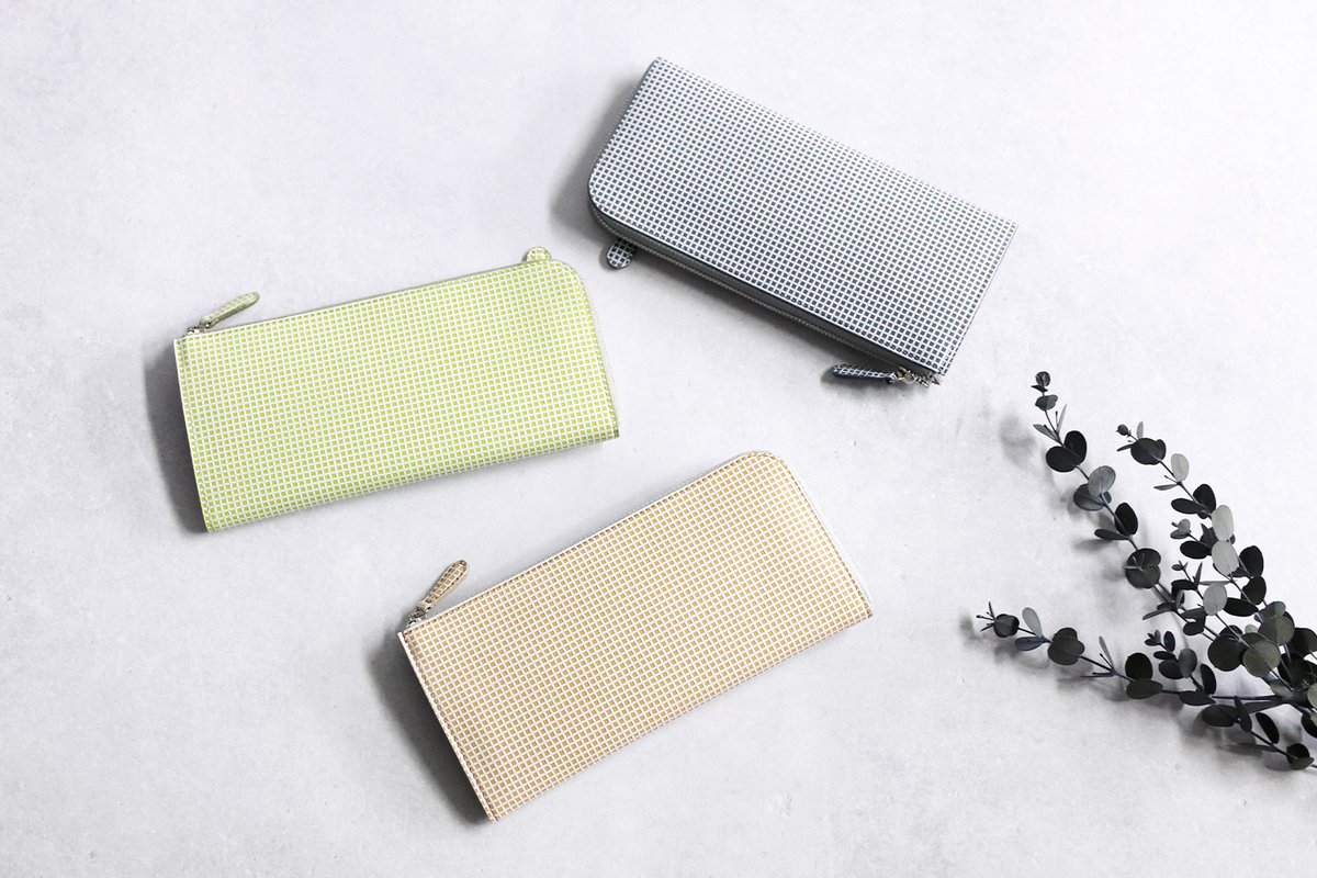 maruyaselection's tweet image. NeutralGray新シリーズ「カージェ 」が登場！クセになる指触りの牛革ウォレットです。３カラー
maruya-selection.com/products/n1416…