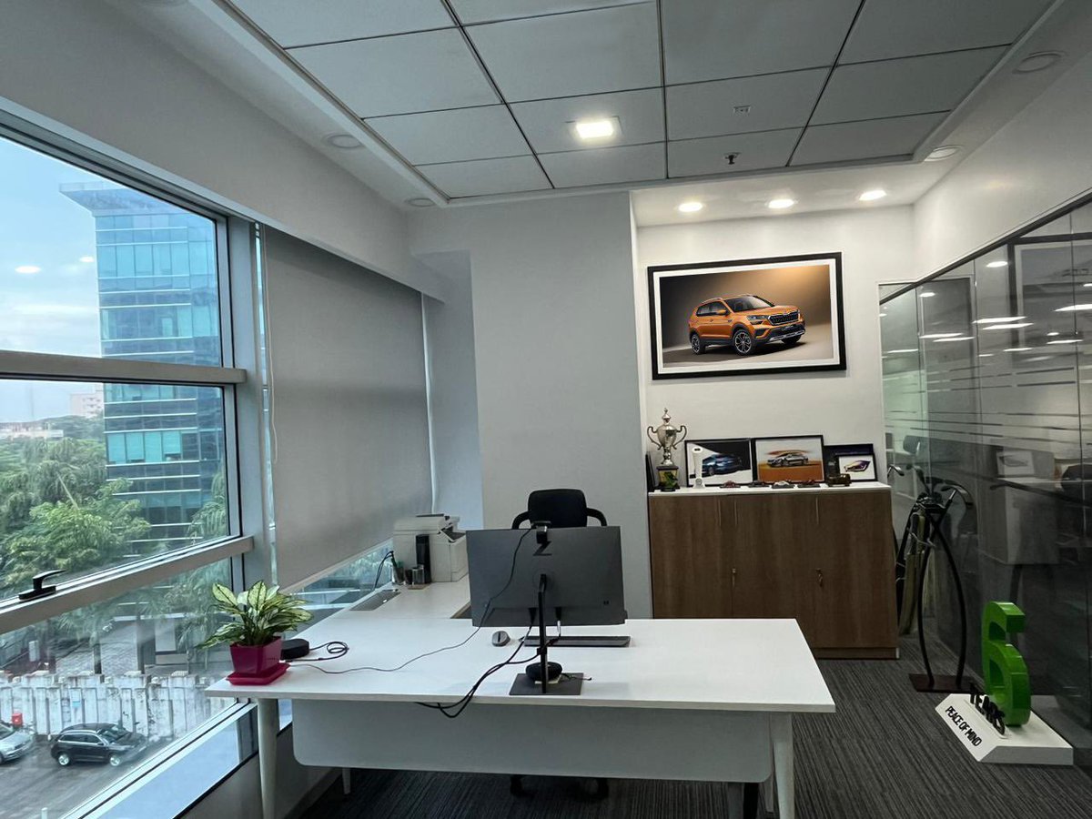 PetrSolc_'s tweet photo. Looking forward to start another productive work week and drive the momentum as we get into the festive season. This is the cabin which is the heart of where the action is!
#SPIRITOFSKODA #LIFEATSKODA https://t.co/UXdYFTQcOV