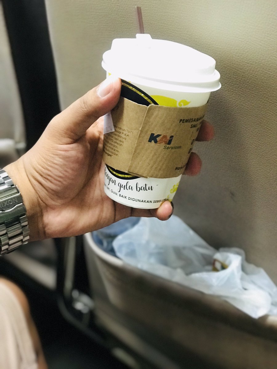 Teh dari <a href="/KAI121/">Kereta Api Indonesia</a> juara!! 
ujan ujan gini dan spatu basah pas naik dari stasiun kalistail