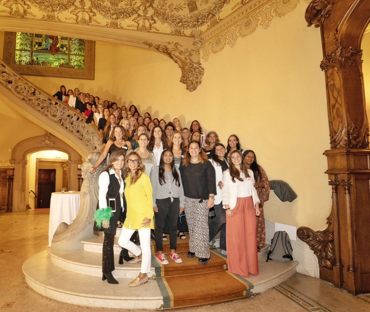 ambs_oficial's tweet photo. El resumen del I Annual Alumni Day en una sola foto. Transformemos el liderazgo con poderío, ambición e implicación. Alumni, profesoras y equipo: ¡Va por nosotras!
#AMBSAlumniDay 🔥
#EmpoweredByLearning ✨ https://t.co/uVZ529hFsB