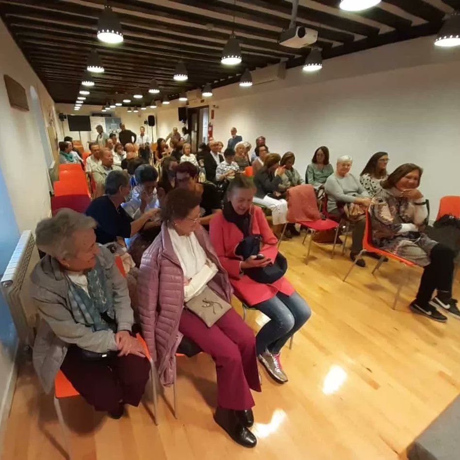 AicEspana's tweet photo. Presentación del libro de poemas "Desde mi Laguna" de la colaboradora Pilar Pérez Merinero, cuyos beneficios serán para la Asociación
La presentación fue el día de San Vicente https://t.co/V1WB0TbnFo