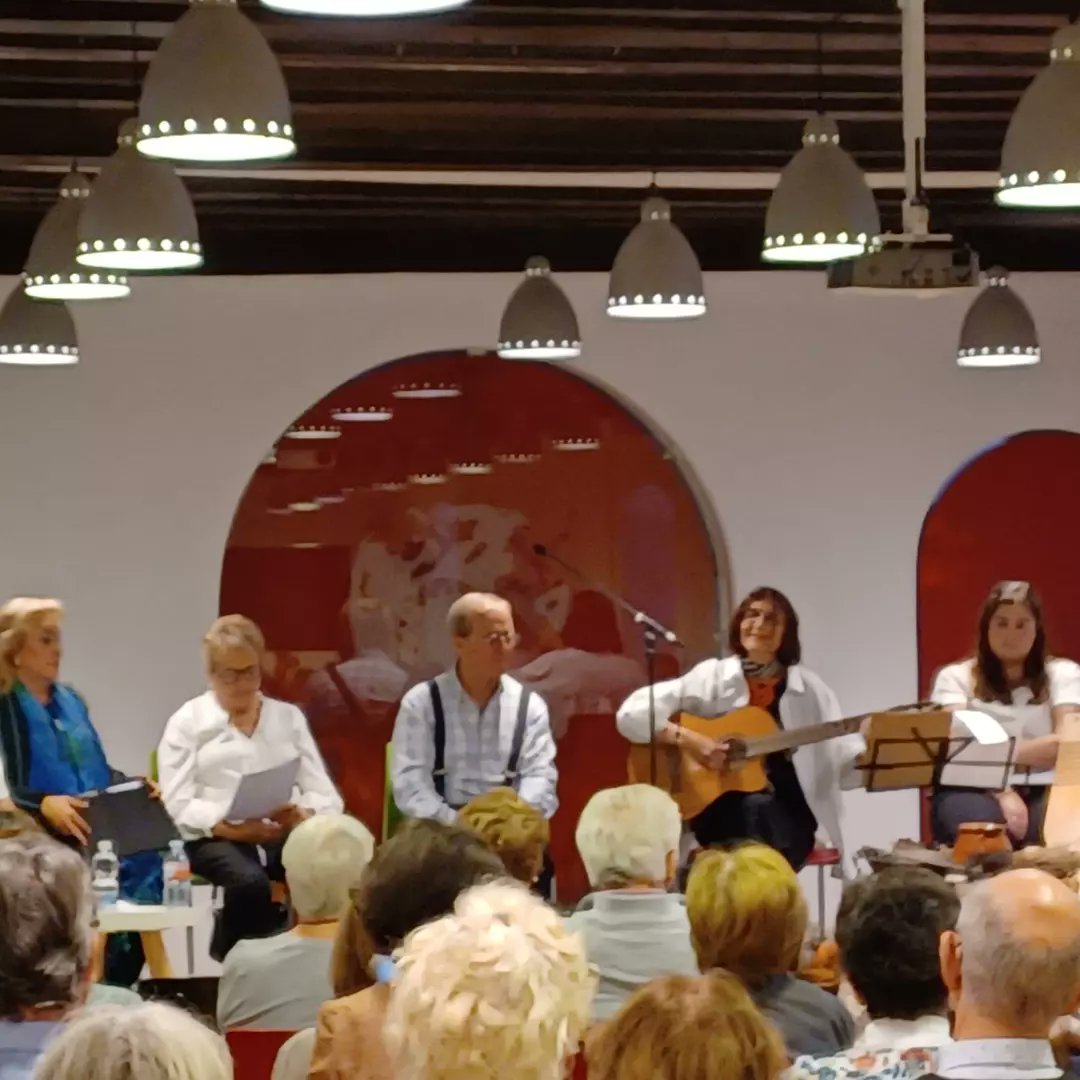 AicEspana's tweet photo. Presentación del libro de poemas "Desde mi Laguna" de la colaboradora Pilar Pérez Merinero, cuyos beneficios serán para la Asociación
La presentación fue el día de San Vicente https://t.co/V1WB0TbnFo