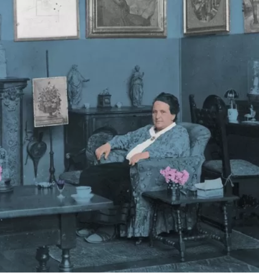 Frases celebres de #MujeresCelebres ✍️ "Uno nunca se vuelve mejor, sino diferente y más viejo, y eso es siempre un placer" 

- Gertrude Stein. 

#FelizLunes #FelizSemanaViajeras