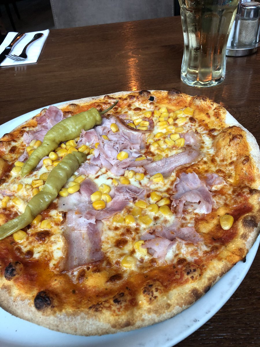KlauVo's tweet photo. Wenn man beim Training 1000 Kalorien raushaut, soll man 2000 nachfüllen, oder? 😉
#holmesplace https://t.co/AmbIJXKB7o
