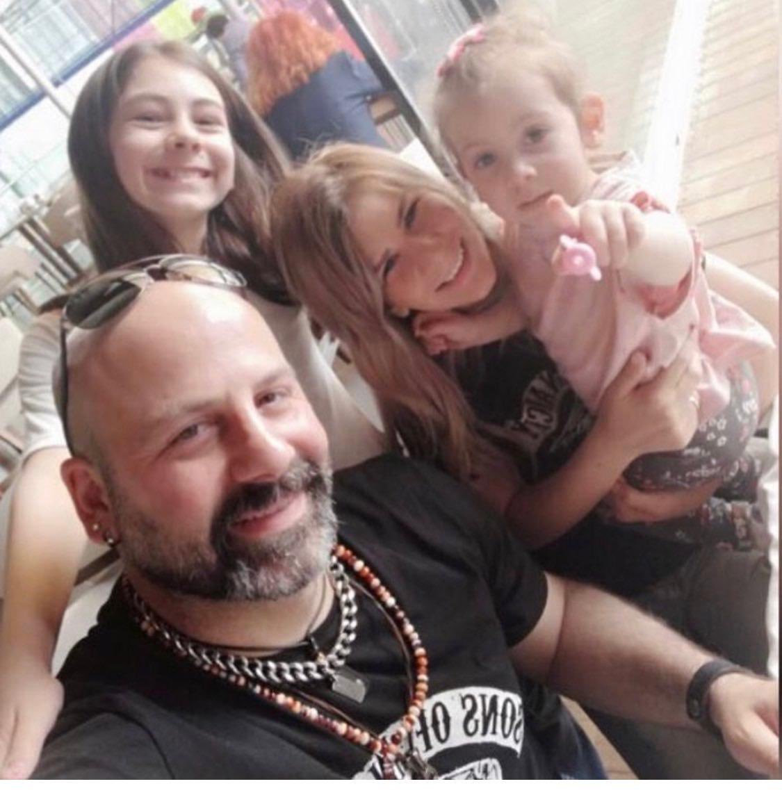 TAl’de çalışan 1 bürokrat ve 2 Çalışma Bakanlığı bürokratı istedikleri şarkıyı çalmayan Onur Şener’i pusu kurup, boğazını keserek öldürdü. Bu katilleri mülakatla aldınız değil mi? Hani kazanan gençleri mülakatta elerken, bunlar ne dedi ki mülakatı geçti? Saray’ın bendeleri….