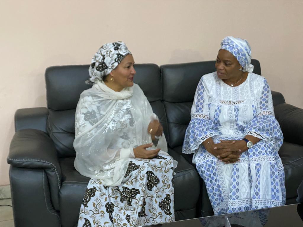 Arrivée à Kinshasa 🇨🇩 hier, @AminaJMohammed va prendre part ce matin aux travaux de la #PreCop27 qui réunissent les ministres de l'environnement de plus de 65 pays. Sur la photo, la Secrétaire Générale Adjointe s'entretient avec @Evebazaiba Ministre congolaise de l'environnement.