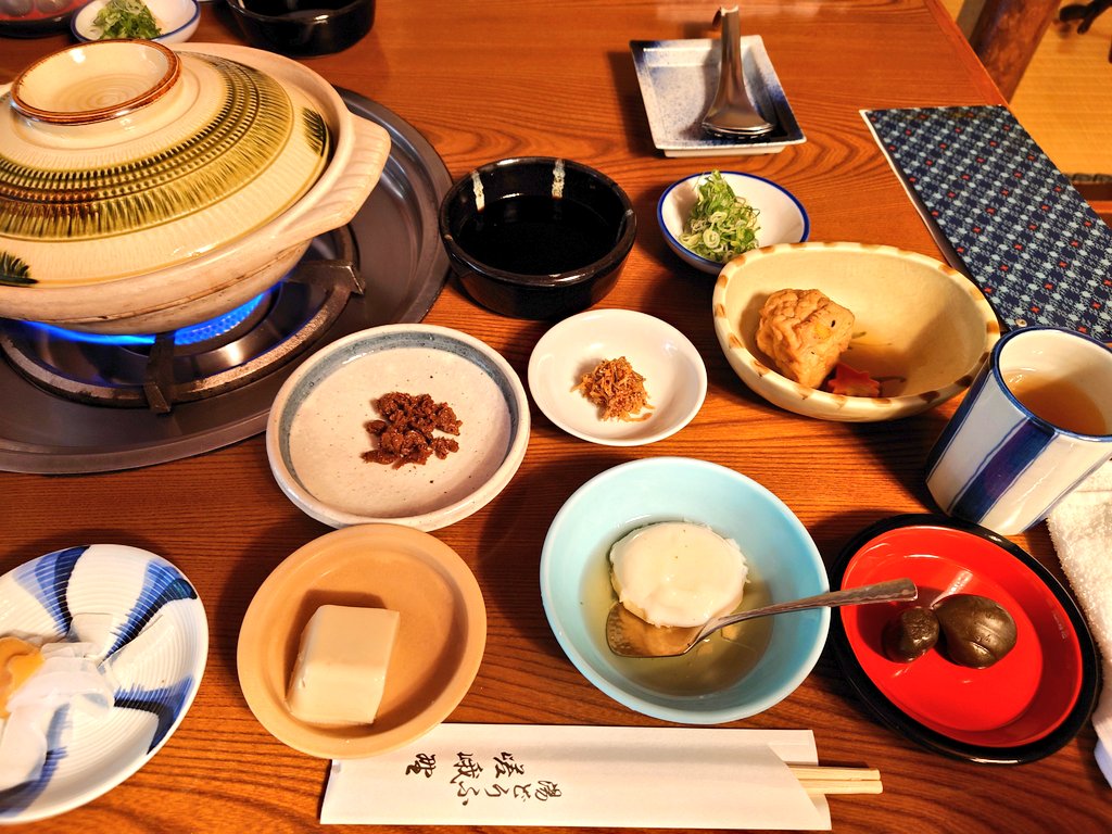 momofu_mofu's tweet photo. 湯豆腐嵯峨野さん、黒バスコラボはタイミング合わなかったから普通にお食事してきた。すごかった…
帰り対応してくれたおじさまが興奮気味に「だってまさか、主人公のライバルの好物が湯豆腐だなんて思わないじゃないですか！！コラボはもっと色んな所とやりたいですね」って言ってたのが印象的だった https://t.co/TNJp1XifDJ