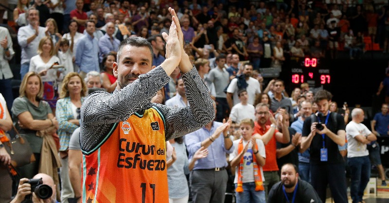 Nostresport's tweet photo. #SempreRafa #ValenciaBasket
🧡🧡 La Fonteta se rinde ante un Rafa Martínez que entra en el Olimpo Taronja
El club retiró su dorsal 17 y ya está colgado en lo más alto de la Fonteta