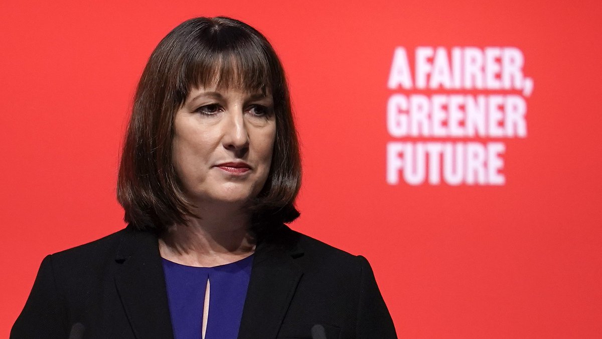 Telegraph's tweet photo. 🗣️Rachel Reeves, the shadow chancellor,  has said:

 "The Prime Minister has been forced to abandon her unfunded tax cut for the richest 1% - but it comes too late for the families who will pay higher mortgages and higher prices for years to come"
https://t.co/WSmPsKYOYr https://t.co/2zuA0nbDkL