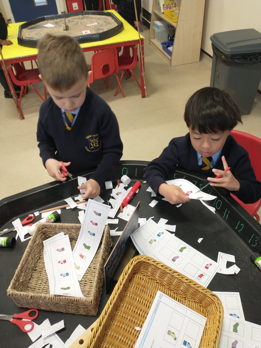 OLOPSPrimary's tweet photo. Friday fun in Reception this morning, combining our maths learning with our fine motor scissor skills! It takes a lot of concentrating βοΈπ’ππ #finemotor #mathseyfs @OLOLCatholicMAT @WhiteRoseMaths @MasterTheCurric https://t.co/Y2yL2xVXcg