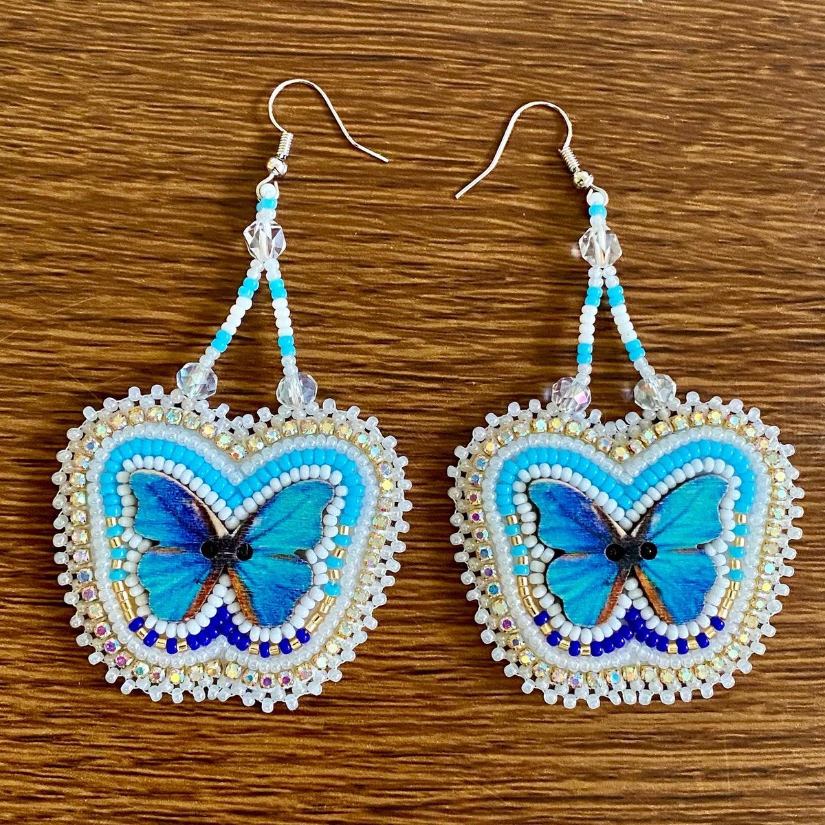 paintponycre8iv's tweet photo. Finally finished these, I’ve only had them mostly done since the summer 😂 Got to break out the spooky stuff for the background! #beading #beadlife #Indigenoustwitter #handmade #Etsyshop #etsy #NativeTwitter #nativebeadwork #nativestyle #etsycanada #handbeaded #nativeart https://t.co/oLjGWkA55m