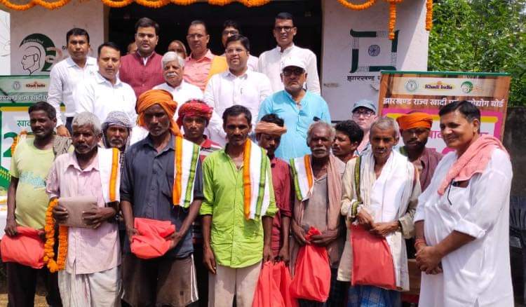 vishnumppalamu's tweet photo. मेदिनीनगर में भारतीय जनता पार्टी के संगठन महामंत्री श्री कर्मवीर सिंह जी का स्वागत अभिनंदन किया तथा #SewaPakhwada के तहत खादी स्वावलंबन एवं सेवा कार्यक्रम अंतर्गत मेदिनीनगर स्थित रेड़मा खादी दुकान में संगठन महामंत्री श्री कर्मवीर सिंह के साथ खादी के वस्त्र लिए l https://t.co/GuTn60beJ9