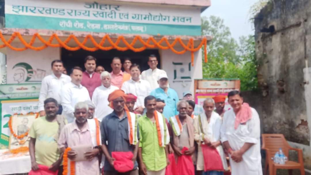 vishnumppalamu's tweet photo. मेदिनीनगर में भारतीय जनता पार्टी के संगठन महामंत्री श्री कर्मवीर सिंह जी का स्वागत अभिनंदन किया तथा #SewaPakhwada के तहत खादी स्वावलंबन एवं सेवा कार्यक्रम अंतर्गत मेदिनीनगर स्थित रेड़मा खादी दुकान में संगठन महामंत्री श्री कर्मवीर सिंह के साथ खादी के वस्त्र लिए l https://t.co/GuTn60beJ9