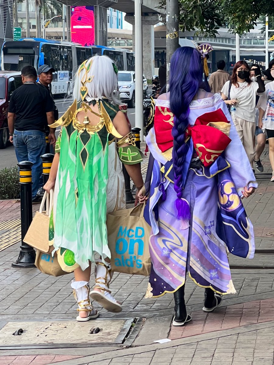 beruangsalju_'s tweet photo. @Genshinmem When archons live in modern civilization. https://t.co/O6h5leXiuE