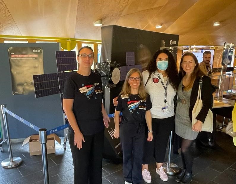 #JUICE showed off at yesterday's #ESAOpenDay at #ESTEC #NL, where our dedicated @esascience Engineers and Scientists were welcoming visitors of all ages, presenting its epic journey, due to start in April next year 🚀 @Paxi_ESAKids also paid a cheerful visit !
