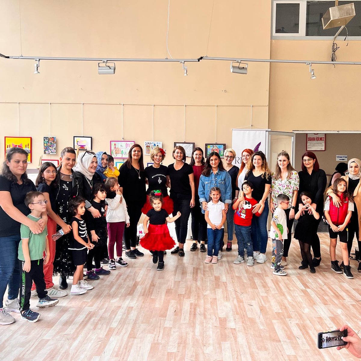 Anne çocuk, büyük küçük hiç bu kadar çok eğlenmemiştik.Sevgili <a href="/muzisyenanne/">Ahu KahramanYıldırım</a> ile ritim atölyesinde birlikte olmanın keyfini doya doya çıkardık. 
En çok anneler eğlenmiş olabilir 😍
Teşekkürler <a href="/muzisyenanne/">Ahu KahramanYıldırım</a> her anı çok güzeldi 🙏@kocaeliresitalsanat ailesi olarak sizi çok sevdik