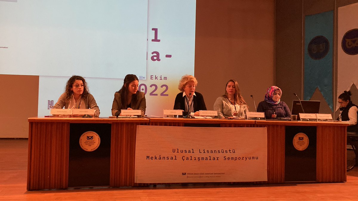 Başladık. Yüz yüze sempozyum halini özlemişiz:)