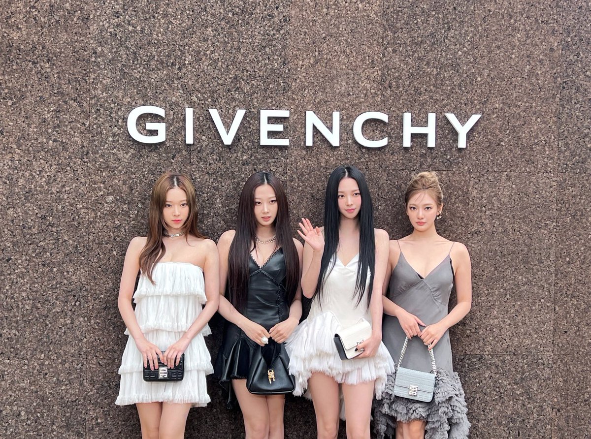 Image for Espa, Paris is captivated! Attend Givenchy 2023 SS Fashion Show in Paris, France! European fans are crowded even in the rain, ESPA era! Proof of global popularity! https://t.co/nNgog7UrYY aespa æspa Givenchy https://t.co/hvmmjtlyJv