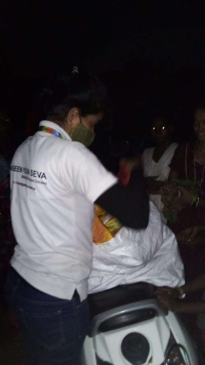 RangeenSena's tweet photo. Fruits / Vegetables / Milk / Bread and others groceries food raw distributed by Mr Vishnu &amp; Mrs Sujatha garu! 

we thank you for the valuable service involved in! ✨❤ https://t.co/l5ROph8Ryt