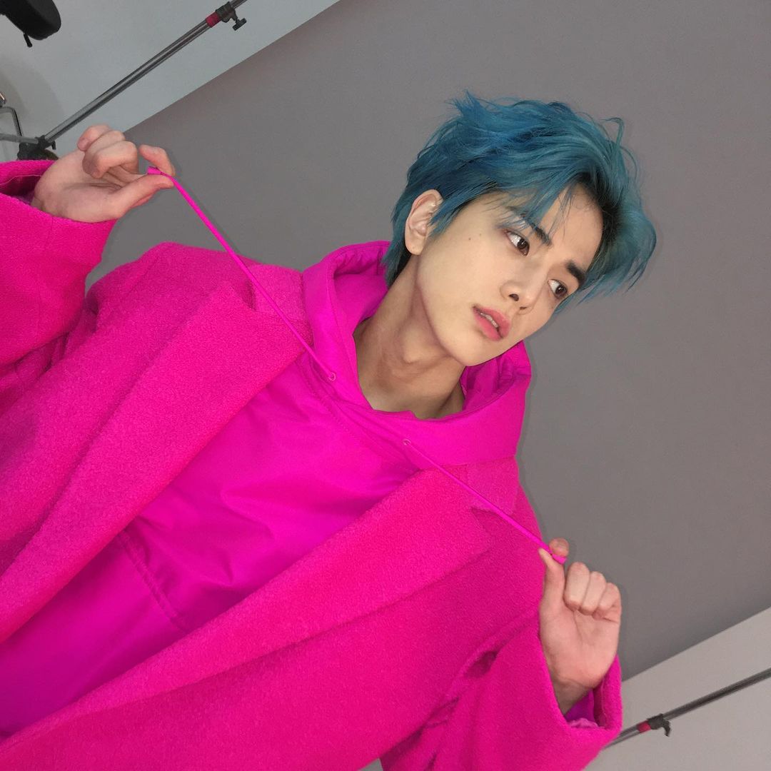 Youbghoon's tweet photo. It's time for me to shine! Younghoon for Y Magazine was indeed the best concept ever (I'm being serious here), because... Y? For Younghoon? THAT'S AWESOME! One of the outfits that I wore for the photoshoot was this one! The colour really did make my blue hair stand out best. ❤️💙 https://t.co/K4s5MHyDH5