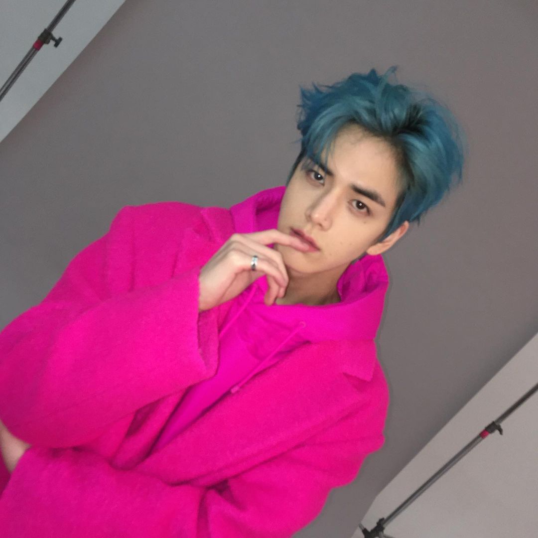 It's time for me to shine! Younghoon for Y Magazine was indeed the best concept ever (I'm being serious here), because... Y? For Younghoon? THAT'S AWESOME! One of the outfits that I wore for the photoshoot was this one! The colour really did make my blue hair stand out best. ❤️💙
