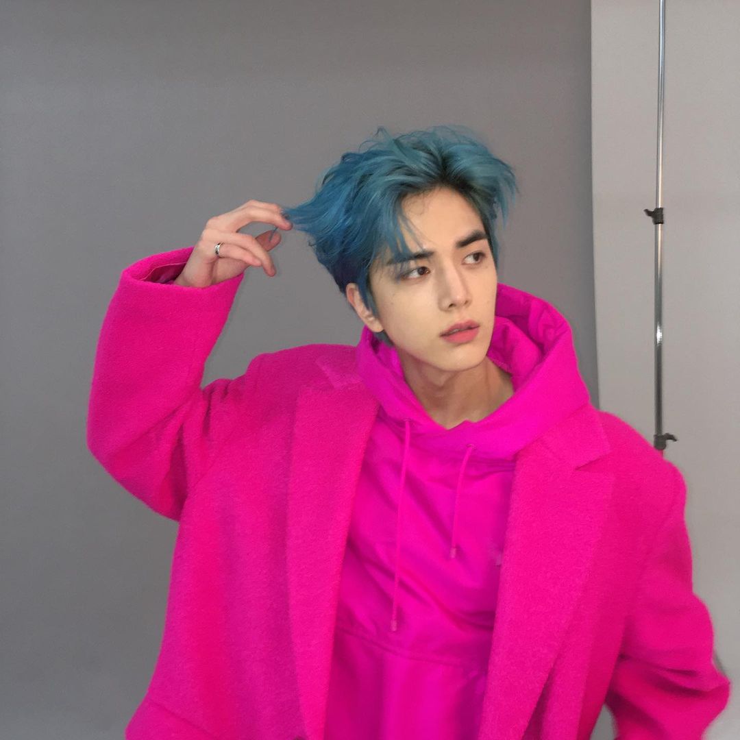 Youbghoon's tweet photo. It's time for me to shine! Younghoon for Y Magazine was indeed the best concept ever (I'm being serious here), because... Y? For Younghoon? THAT'S AWESOME! One of the outfits that I wore for the photoshoot was this one! The colour really did make my blue hair stand out best. ❤️💙 https://t.co/K4s5MHyDH5