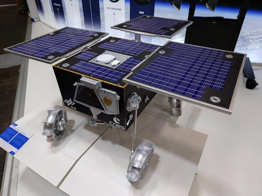 mmx_jaxa_en's tweet photo. We like the look of those solar panels, LUPEX! The panels on the #MMXRover face up to capture sunlight from different directions. On the MMX spacecraft, the solar panels rotate to receive as much energy as possible at distant Mars. More on the MMX design: https://t.co/jYTLSlwFuc https://t.co/0yzM4mdAQx
