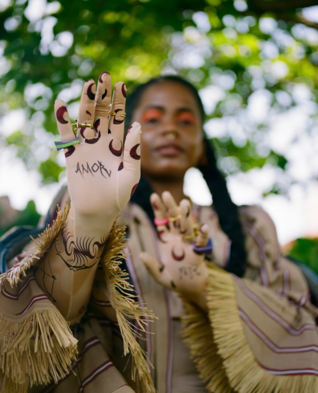 arenikea's tweet photo. It was a real privilege to speak to one of my favourite writers @azemezi about storytelling, indigenous realities and queer diaspora feels for COLORS. Full interview ➡️ https://t.co/lCPMGfIi1K https://t.co/hCx1Pkga5A