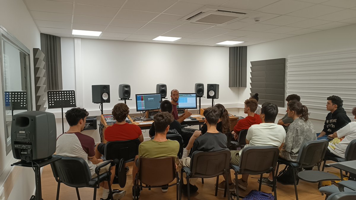 El professor Jan Valls mostra als alumnes les interioritats de l'estudi de gravació professional de l'ENTI-UB.

Cal aprendre tots els passos que van de la gravació fins al màster final!

#Mescla #Masterització  #Microfonatge #Enregistrament