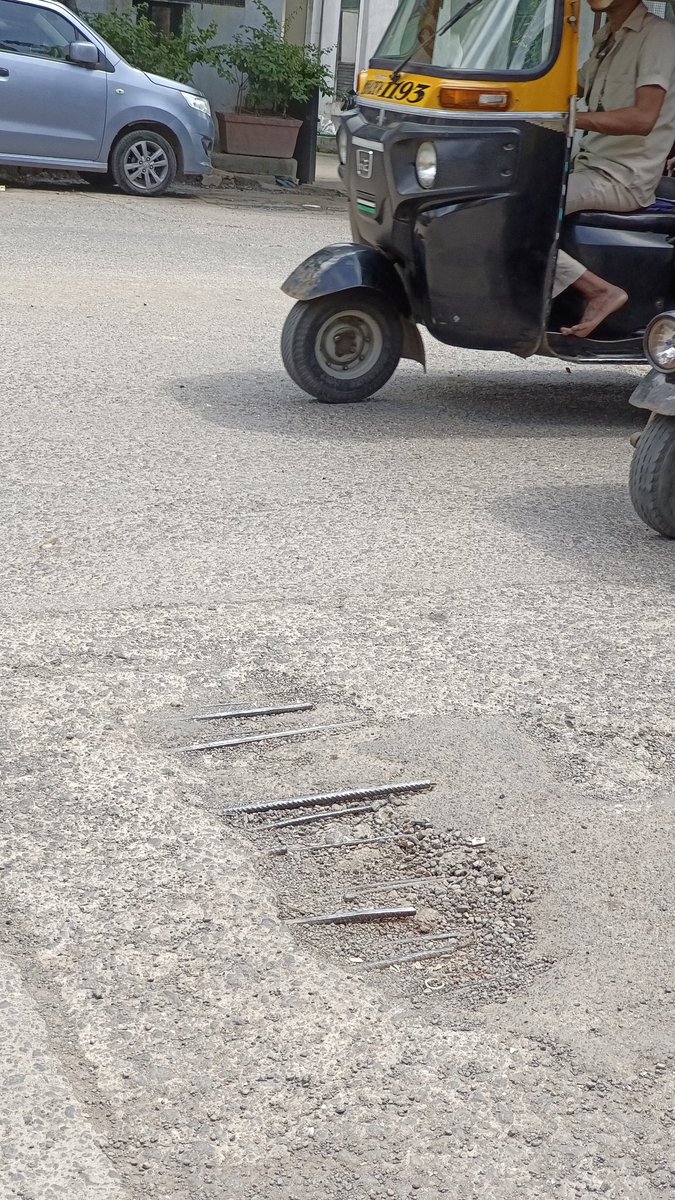 RoadsOfMumbai's tweet photo. This is why police has enforced compulsory helmets for pillion rider &amp; seatbelts for passengers in rear seats!

All rules are for us citizens, none for administration providing such dangerous infrastructure

📍Saki Vihar Road, Outside Hotel Ahlan.

Not tagging BMC. It's useless. https://t.co/4ondF7QXME