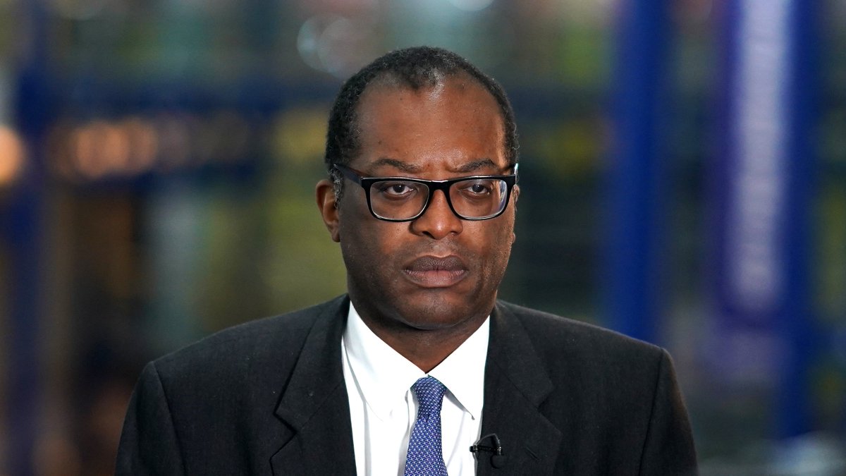 Telegraph's tweet photo. 🔴Kwasi Kwarteng declined to apologise directly to the nation and to Conservative MPs.

Instead he told BBC Radio 4’s Today programme: “There’s humiliation and contrition and I’m happy to own it”
https://t.co/WSmPsKHLWr https://t.co/5JsRPu8aDo