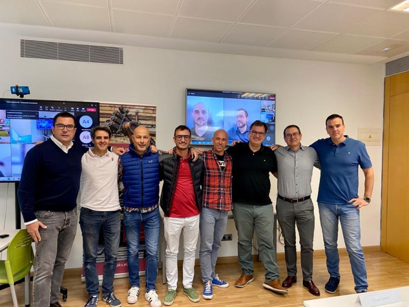 FomAlumni's tweet photo. 📸En presencial y virtual ! Foto de los alumnos de la 6ª promoción del Máster Industria 4.0 Valencia, #i40VAL6, en la presentación de sus trabajos finales, TFM. Junto a ellos, el director Académico, @pablooliete y el director de @peaksbusiness, @acanero #Héroes40 https://t.co/aSm7DftjmU